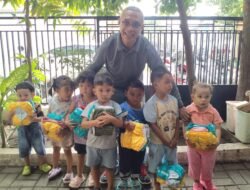 Wahana Visi Bagikan Bantuan Popok Guna Ulang untuk Balita di Tambak Rejo