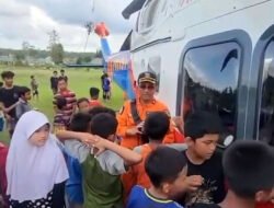 Kru Helikopter Polri Dampingi Warga di Tengah Bencana, Anak-Anak Aceh Tamiang Jadi Sumber Semangat