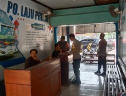 Babinsa dan Bhabinkamtibmas Susuri Keramaian Antisipasi Tindak Kriminal