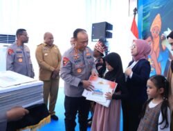 Polri Serahkan Bantuan Pendidikan bagi 10 Anak Korban KKB di Papua