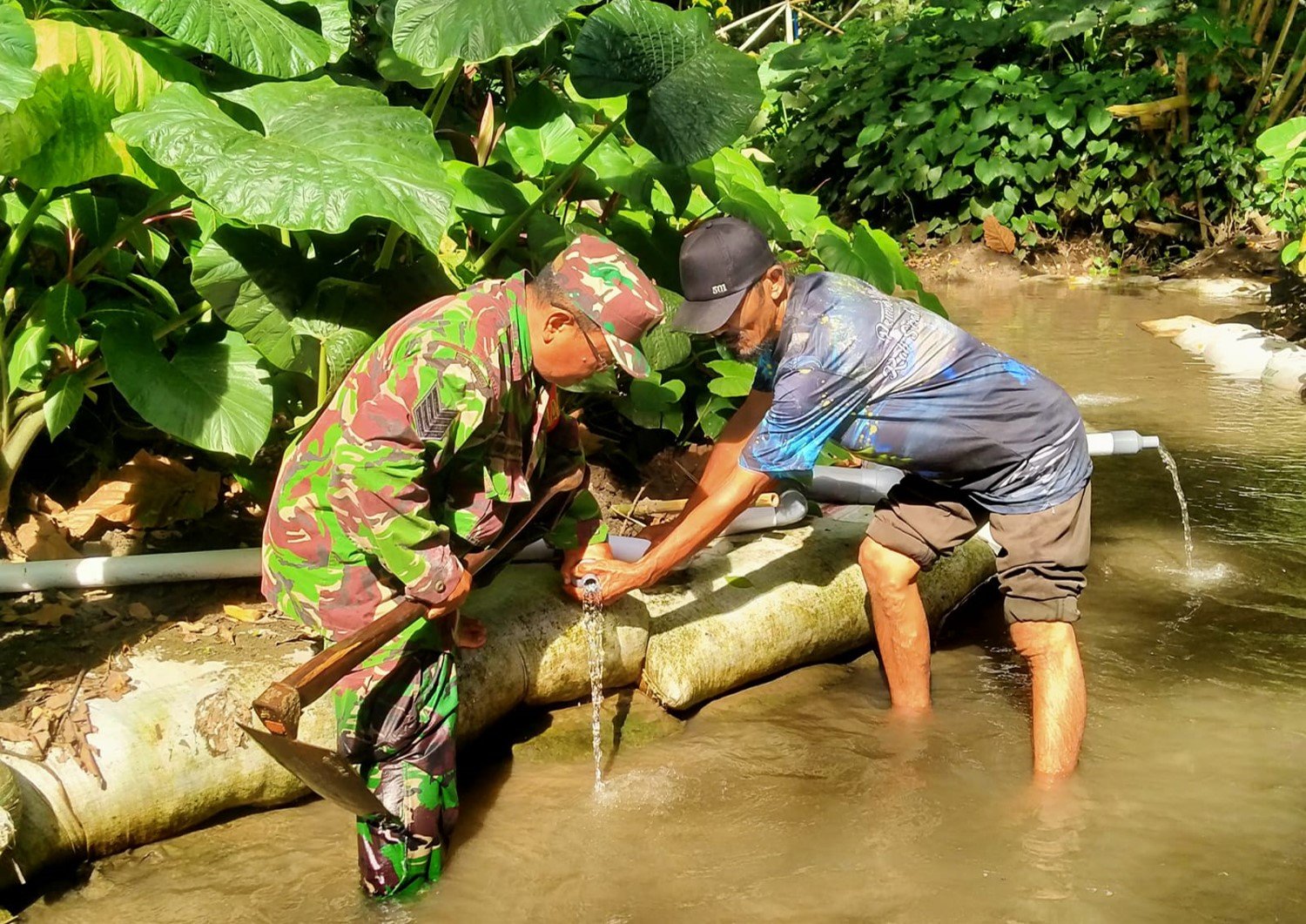 Babinsa Bendowulung Ajak Warga, Jaga Kebersihan dan Kelestarian Sumber Mata Air