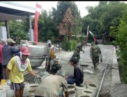 Babinsa Turut Membangun Infrastruktur, Gotong Royong Cor Jalan Kampung