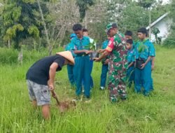 Babinsa Ngeni Bersama Siswa SMPN 2 Wonotirto Tanam Bibit Trembesi Mendukung Program Bersatu Dengan Alam