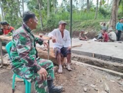 Perkuat Kebersamaan Warga Desa Binaan, Babinsa Ikut Gotong Royong