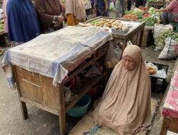 ‎“Ibu Penjual Kue Itu Selalu Shalat Tepat Waktu… Ternyata Ini Alasannya”