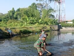 ‎Maksimalkan Pasokan Air Pertanian, Babinsa Karangsari Dan Poktan Margomulyo Bersihkan Saluran Irigasi