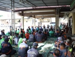 *Polisi Peduli : Kapolres Mojokerto Kota SiPolisi Pedulilaturahmi Salurkan Bantuan Sosial untuk Ojol dan Tukang Becak*