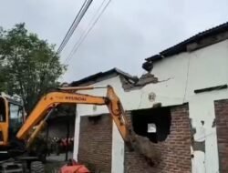 Pasar Baru SimoMulyo Kecamatan Sukomanunggal di Bongkar Karena Menunggak Retribusi Rp 400 juta