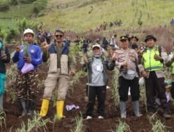 ‎Polres Tegal Dukung Pelestarian Lingkungan Melalui Penanaman 1.000 Pohon di Kawasan Hutan Bumijawa