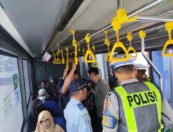 Tingkatkan Kamseltibcarlantas, Satlantas Polres Gresik Edukasi Driver Trans Jatim Lewat “Polantas Menyapa”