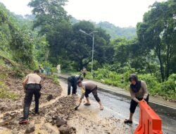 Polsek Pemenang Bersihkan Longsor di Jalur Pusuk, Akses Lalu Lintas Kembali Normal