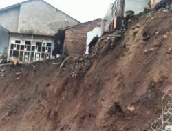 Di Bumiayu Brebes Banjir Bandang Sungai Keruh 7 Rumah Hanyut Dan  Belasan Rumah Terancam,Warga Mengungsi .