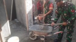 ‎Wujud Kemanunggalan TNI–Rakyat, Babinsa Pakunden Bantu Renovasi Rumah Bapak Agus