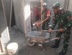 ‎Wujud Kemanunggalan TNI–Rakyat, Babinsa Pakunden Bantu Renovasi Rumah Bapak Agus