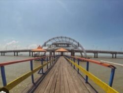 Senja Ramai di Pantai Kenjeran, Wisata Warga Surabaya Menikmati Angin Laut dan Ikan Panggang