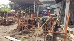 Peran Aktif Babinsa Wonodadi, Gotong Royong Bangun Pondasi Rumah Warga