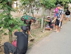 Wujudkan Lingkungan Asri, Babinsa Pakunden Ajak Warga Gotong Royong Dalam Jumat Bersih