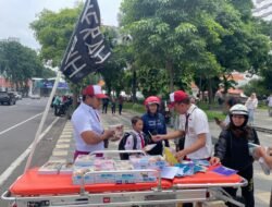 Tragedi Siswa SD di NTT, Warga Surabaya Bagikan Alat Tulis Gratis