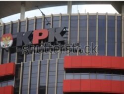 KPK memeriksa Kartika Sari, ibu dari Bupati Bekasi nonaktif Ade Kuswara, dalam kasus dugaan suap ijon proyek di Kabupaten Bekasi.