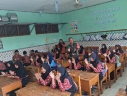 Masuk Ruang Kelas, Satgas TMMD 127 Kodim Brebes Kobarkan Semangat Belajar Siswa SDN Cikuya 01
