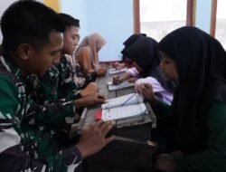 Satgas TMMD Ke 127 Kodim 0808/Blitar Ajarkan Anak-Anak Mengaji Di Dusun Barurejo