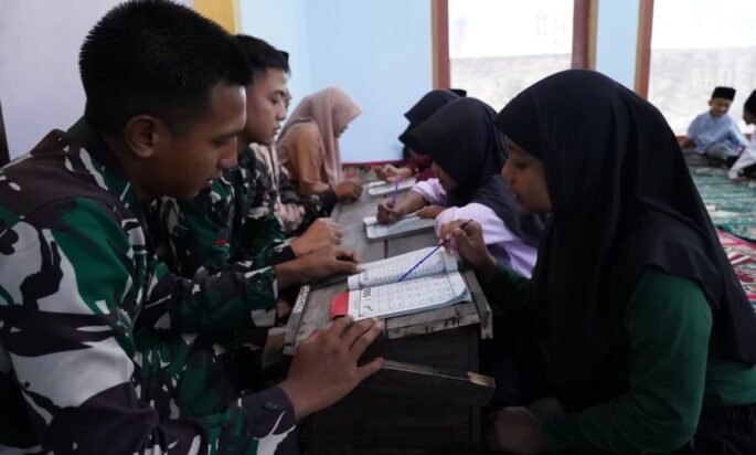 Satgas TMMD Ke 127 Kodim 0808/Blitar Ajarkan Anak-Anak Mengaji Di Dusun Barurejo