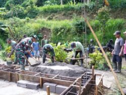 TMMD Ke 127 Kodim 0808/Blitar Dan Warga Gotong Royong Cor Pondasi Rumah Mbah Mujinah