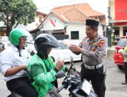 Hari Pertama Ramadhan, Satlantas Polres Kendal Bagikan Takjil ke Pengendara
