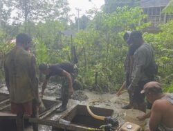 Satgas Yonif 763/SBA Gotong Royong Perbaiki Saluran Air Bersih di Kampung Kumurkek
