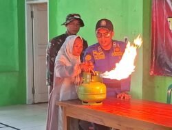 Ibu-Ibu PKK Desa Cikuya Dilatih Sigap Hadapi Kebakaran