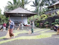 Wujud Toleransi, Satgas TMMD Ke 127 Kodim 0808/Blitar Bersihkan Pura Agung Arga Sonya