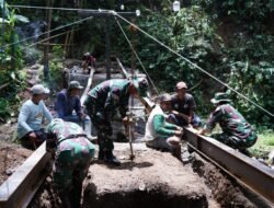 ‎Pengelasan Besi WF Jadi Tahap Krusial Pembangunan Jembatan TMMD Ke-127 Di Desa Krisik