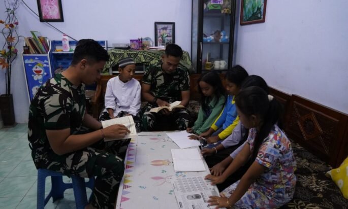 Bangun Generasi, Satgas TMMD Ke 127 Bimbing Belajar Anak-Anak Barurejo