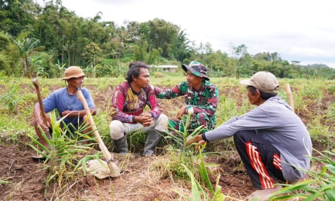 Disela Kesibukan, Satgas TMMD KE-127 Kodim 0808/Blitar Jalin Keakraban Bersama Petani Di Desa Krisik