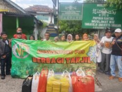 Media online Nuswantoro pos berbagi 600 Takjil di Jalan Raya Kenjeran 113 Surabaya