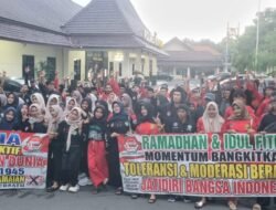 PNIB dan PN Lingpasraga Bagikan Takjil Nanas dan Kelapa Muda Di Jombang, Sampaikan Pesan Persatuan Indonesia diatas segalanya