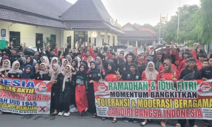 PNIB dan PN Lingpasraga Bagikan Takjil Nanas dan Kelapa Muda Di Jombang, Sampaikan Pesan Persatuan Indonesia diatas segalanya