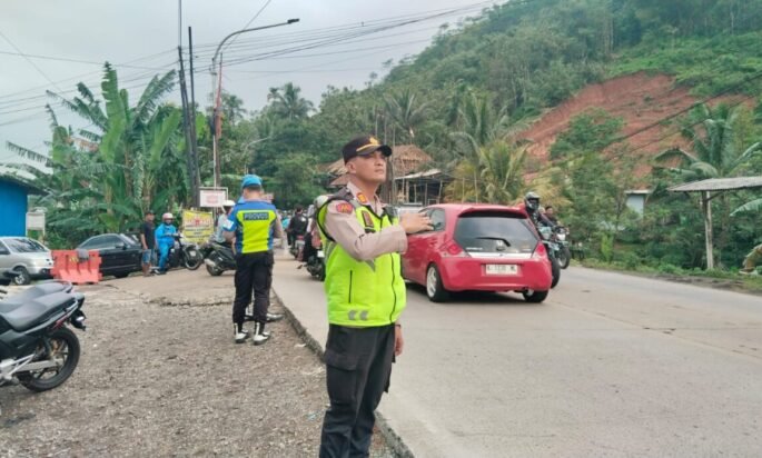 ARUS BALIK LEBARAN 2026: Jalur Perbatasan Paguyangan–Banyumas Padat Merayap Sore Ini