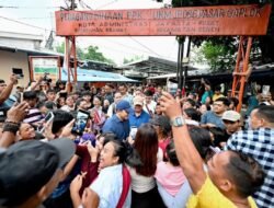 Tadi malam, setelah blusukan menyapa warga di pinggir rel kereta api kawasan Senen, Jakarta Pusat.