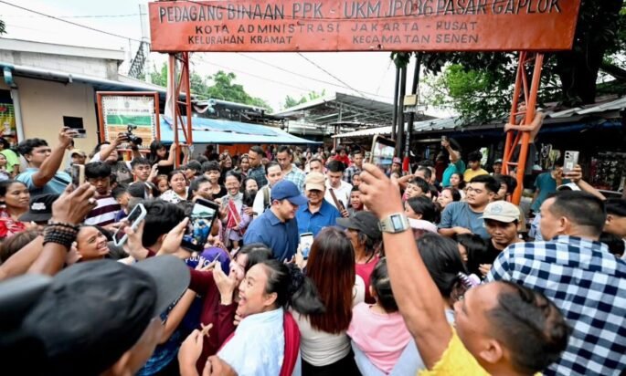 Tadi malam, setelah blusukan menyapa warga di pinggir rel kereta api kawasan Senen, Jakarta Pusat.