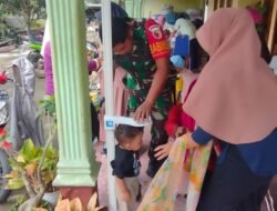 Peran Aktif Babinsa Sumberkembar Dampingi Posyandu, Dukung Pencegahan Stunting