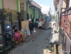Warga Pogot 7 Gelar Kerja Bakti Tinggikan Paving Cegah Banjir