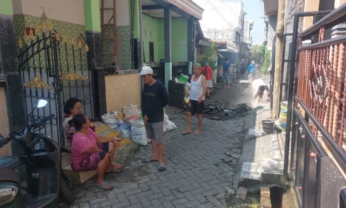 Warga Pogot 7 Gelar Kerja Bakti Tinggikan Paving Cegah Banjir