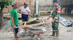 Babinsa Desa Krisik Dampingi Renovasi RTLH Dan MCK, Wujud Nyata Kepedulian TNI Kepada Warga