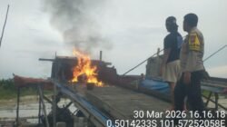 Polsek Kuantan Tengah Tertibkan PETI di Muaro Sentajo, Tiga Rakit Dimusnahkan