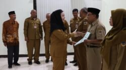 Di Momen Lebaran, Bupati Brebes Serahkan SK Pensiun 37 ASN, Tekankan Semangat Pengabdian Baru