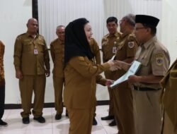 Di Momen Lebaran, Bupati Brebes Serahkan SK Pensiun 37 ASN, Tekankan Semangat Pengabdian Baru