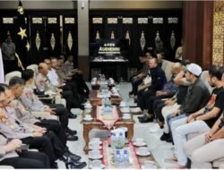 Kapolda Jatim Irjen Pol Nanang Avianto Mempertemukan Persebaya Surabaya dan Arema Malang  untuk Menciptakan Atmosfir Sepak Bola yang Aman .