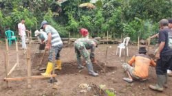 Kepedulian TNI, Babinsa Wlingi Bantu Pembangunan Pondasi Rumah Bapak Sugino