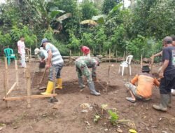 Kepedulian TNI, Babinsa Wlingi Bantu Pembangunan Pondasi Rumah Bapak Sugino